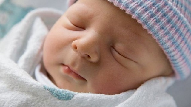 có nên đội mũ cho trẻ sơ sinh khi ngủ