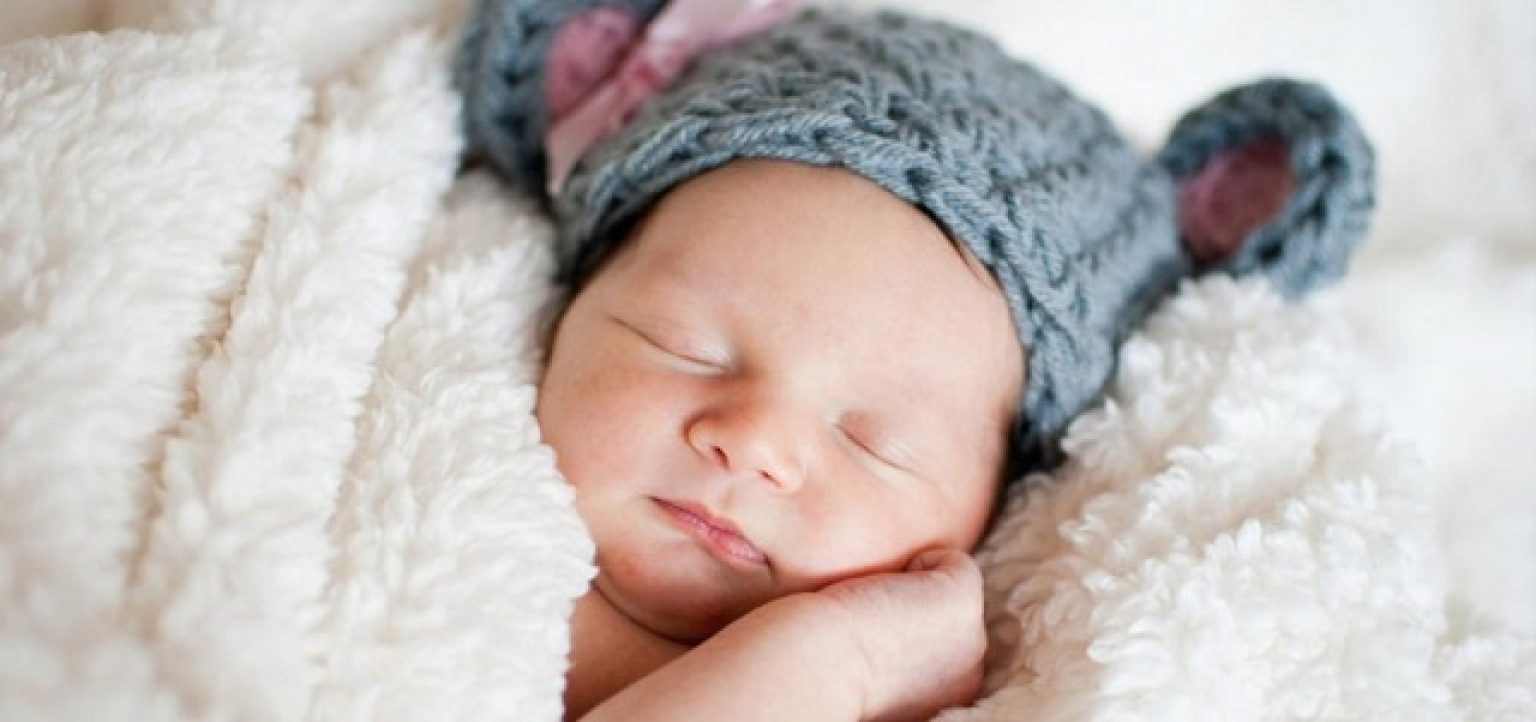 có nên đội mũ cho trẻ sơ sinh khi ngủ